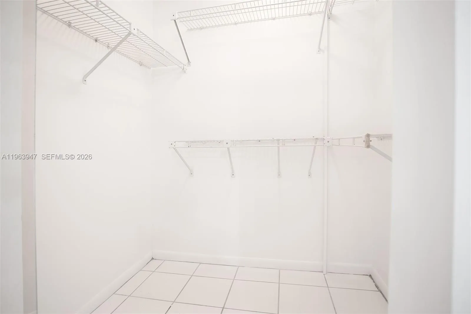 LARGE PRIMARY BDRM WALK-IN CLOSET