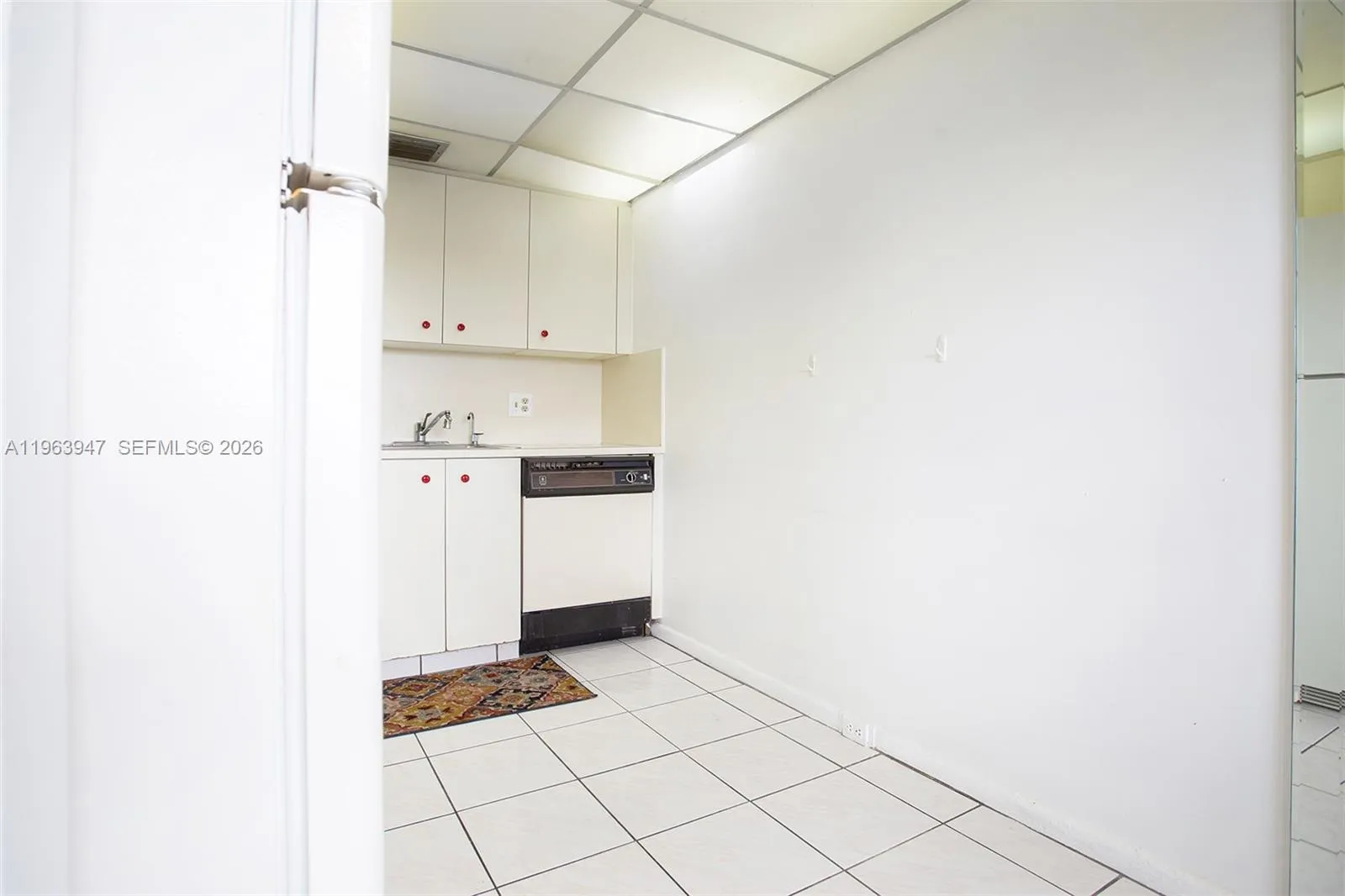 EAT-IN KITCHEN AREA