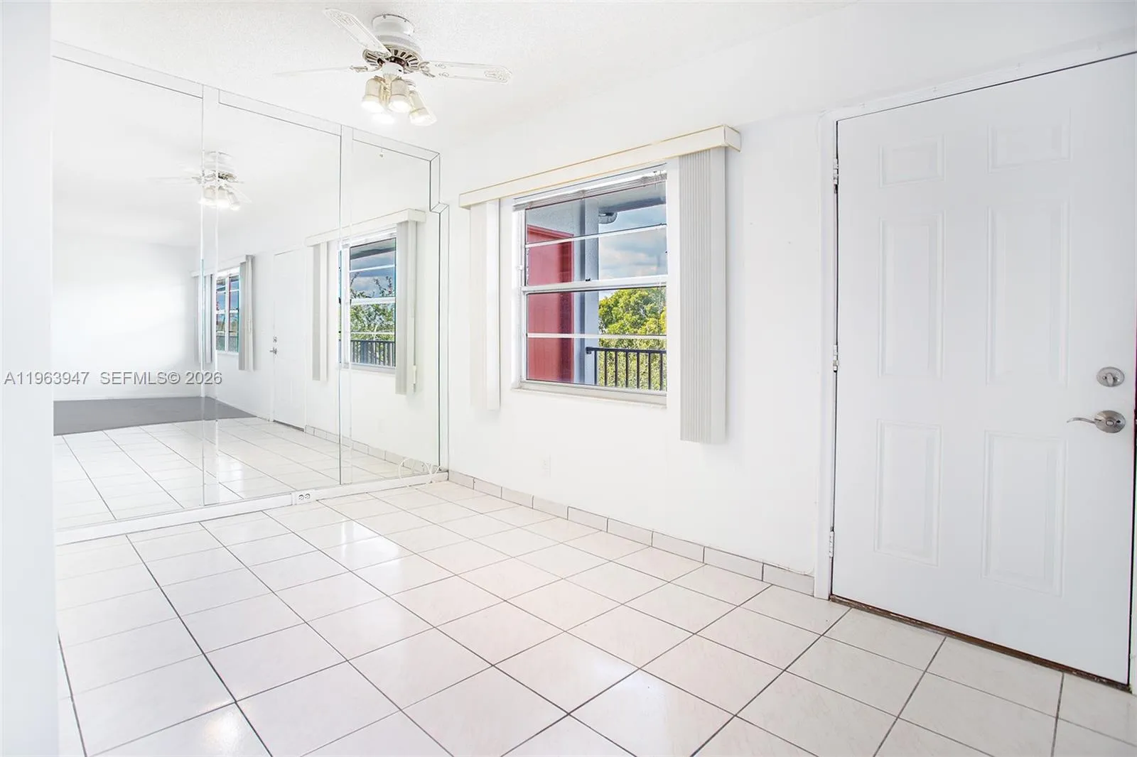 LARGE ENTRANCE AND DINING AREA