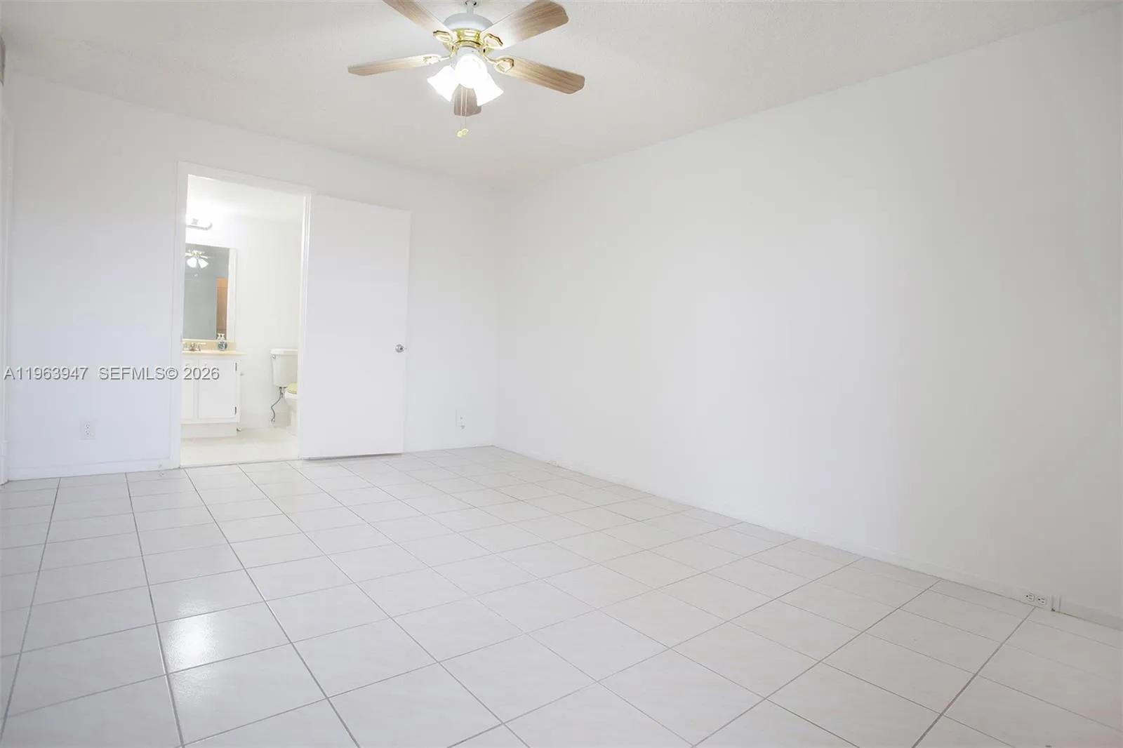 SPACIOUS PRIMARY BEDROOM WITH CEILING LIGHT/FAN