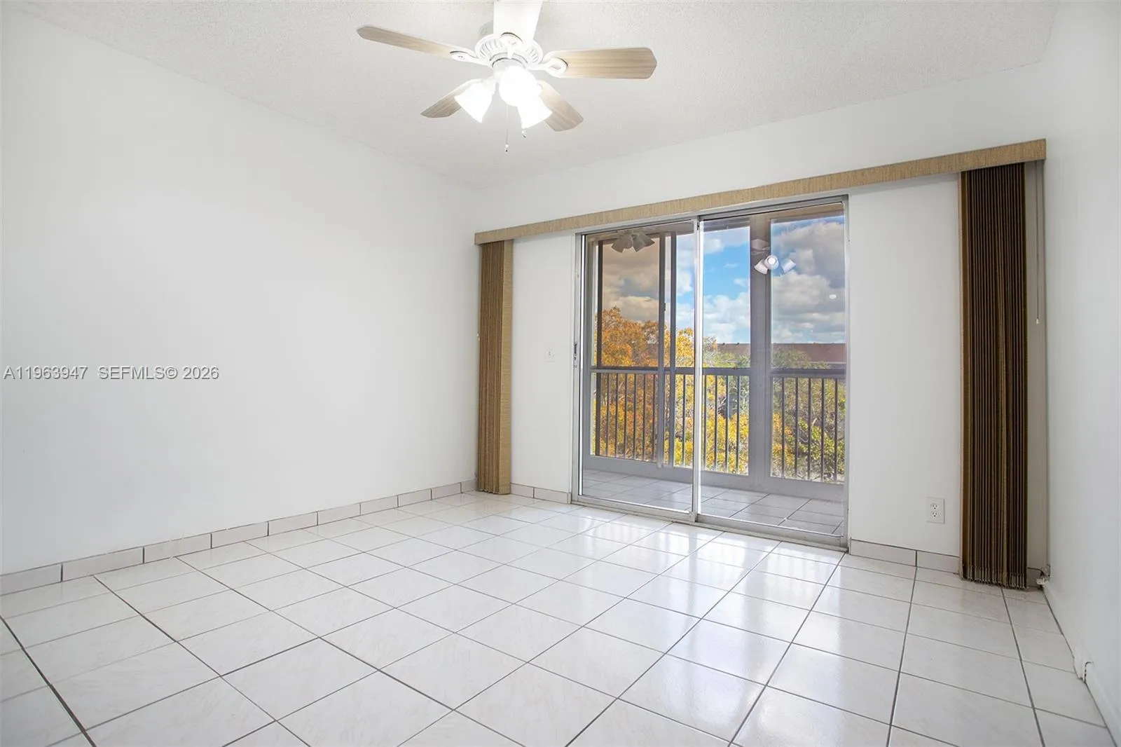 LARGE GUEST BEDROOM WITH CEILING FAN/LIGHT