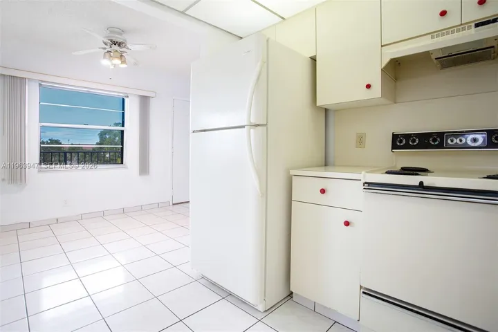 EAT-IN KITCHEN AREA