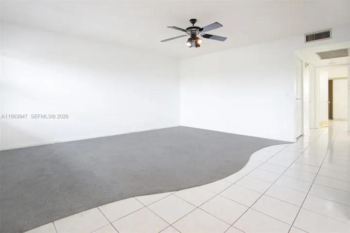 SPACIOUS LIVING ROOM