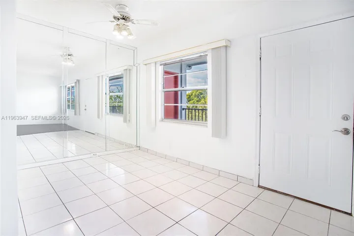 LARGE ENTRANCE AND DINING AREA