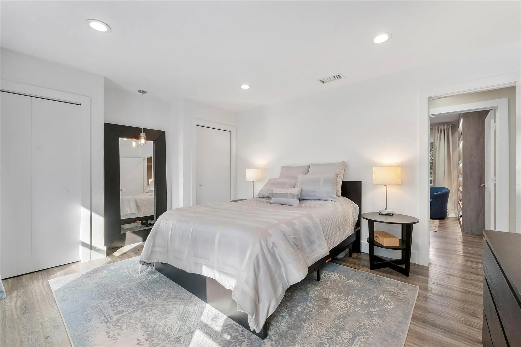 Another beautiful guest bedroom in the main house, There are 3 bedrooms in the main house and 2 identical cottages with 2 bedrooms and 2 bathrooms in each cottage,