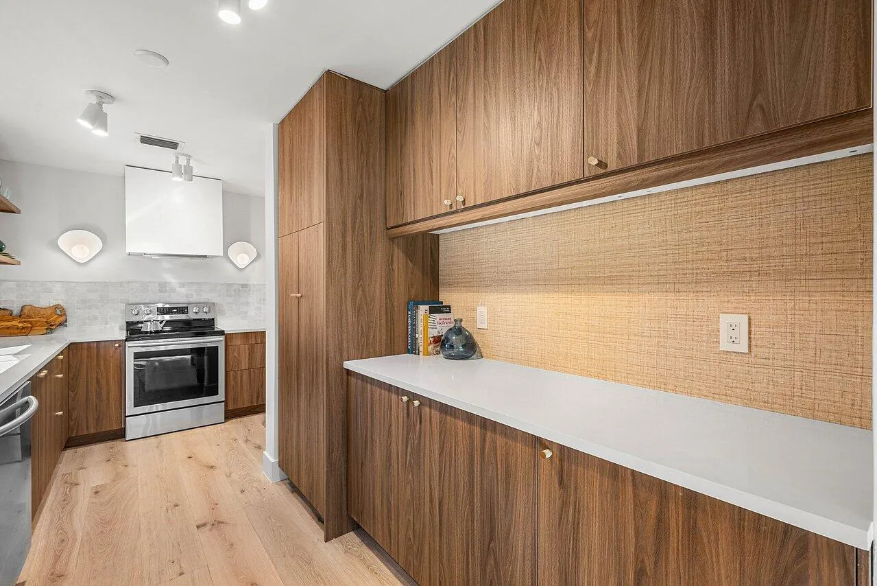 Expansive counter tops.
