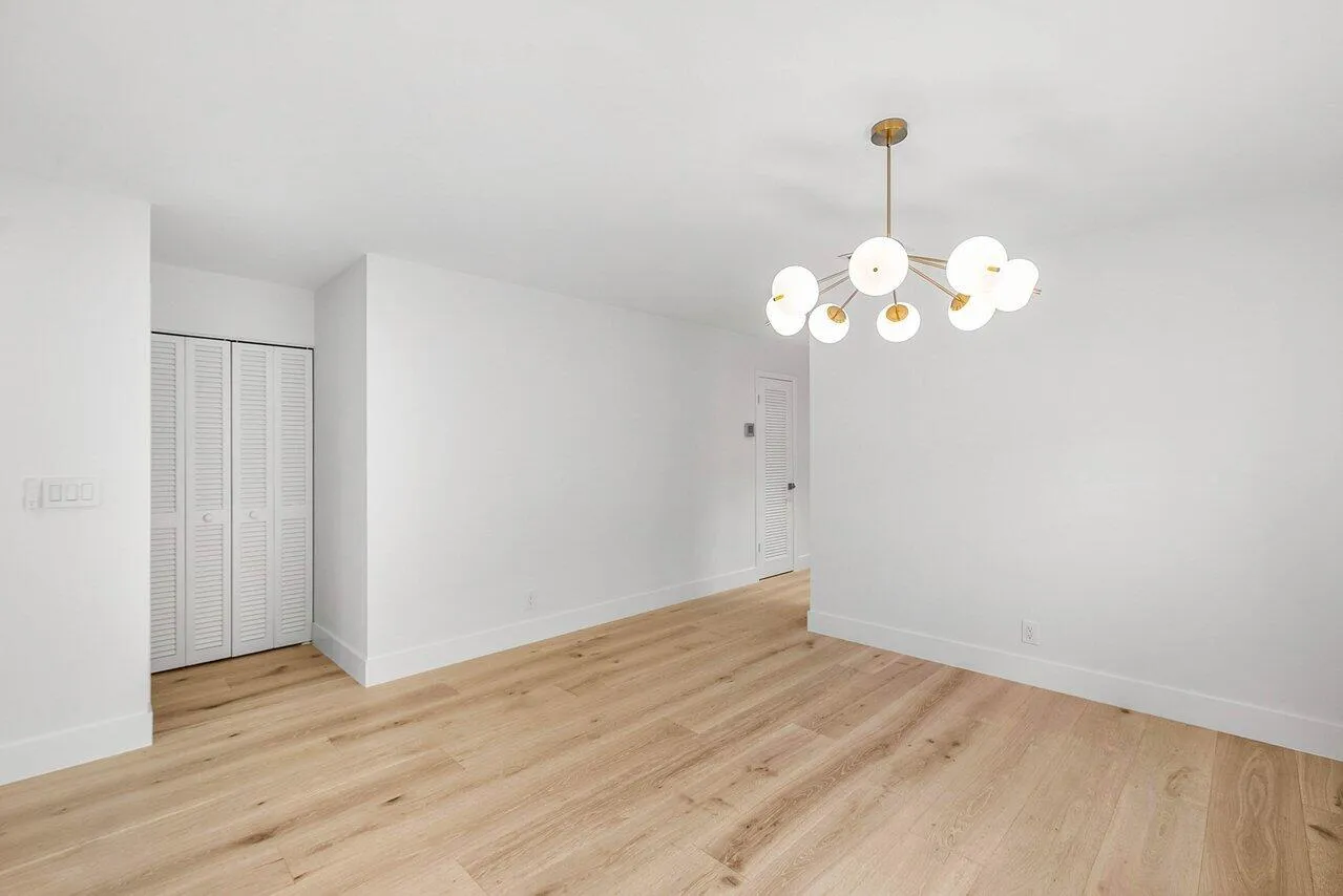 Dining room. Linen closet.