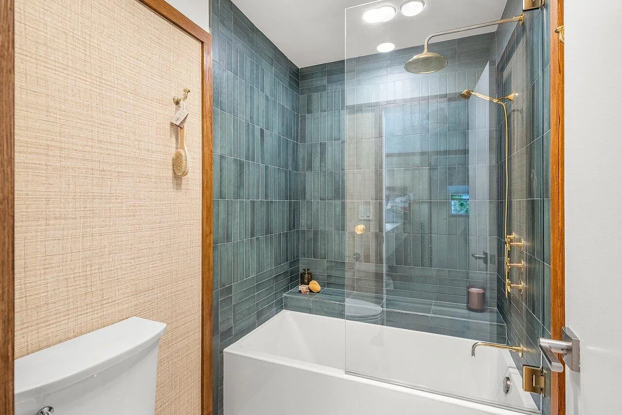 Primary bath with combo tub/shower.