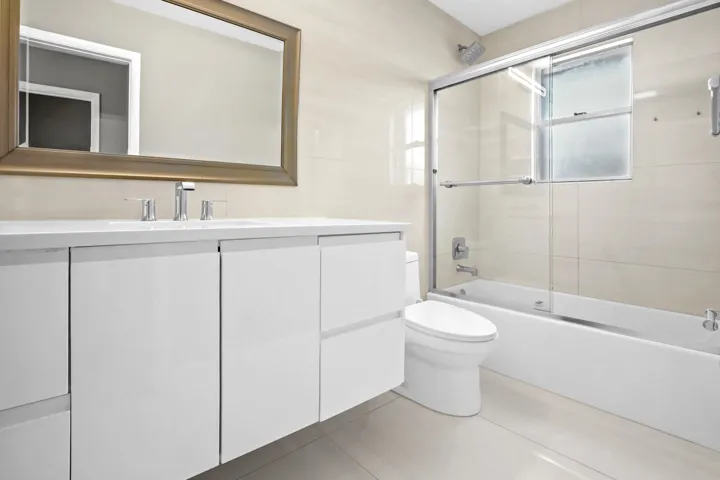22 Bathroom 01