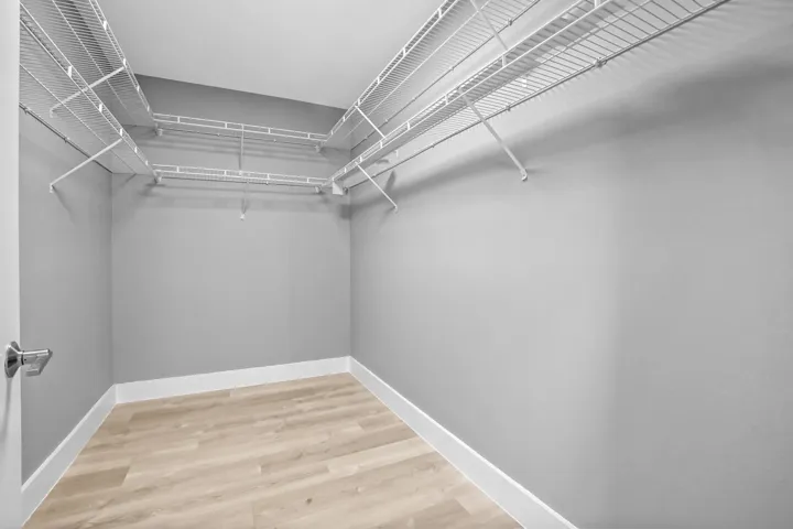 26 closet 01
