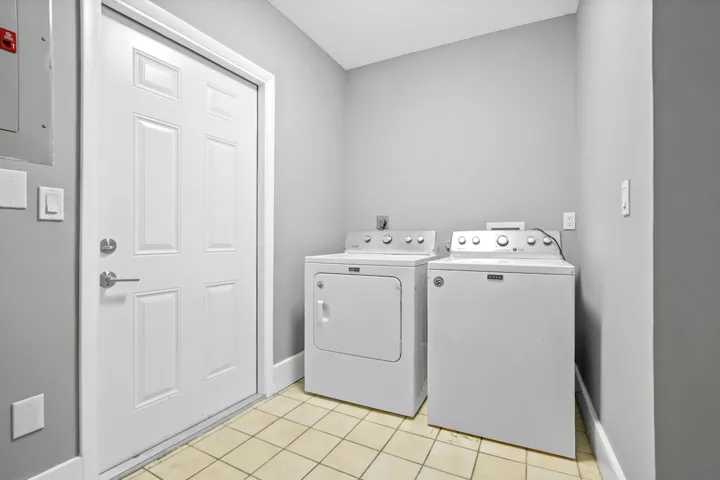16 laundry room 01