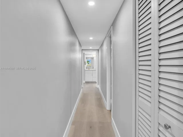 Hallyway leading to bedrooms.