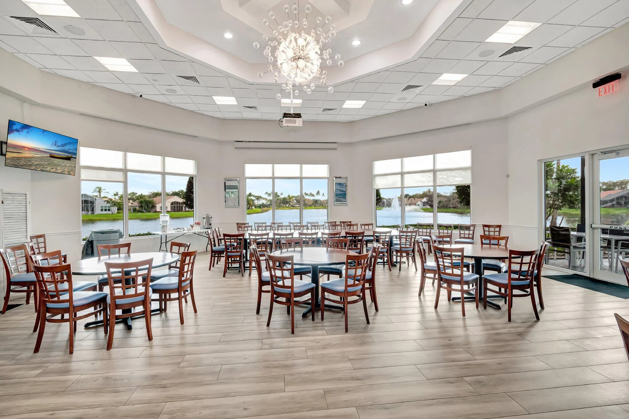 Freestanding Lakeview Cafe is open daily for breakfast and lunch
