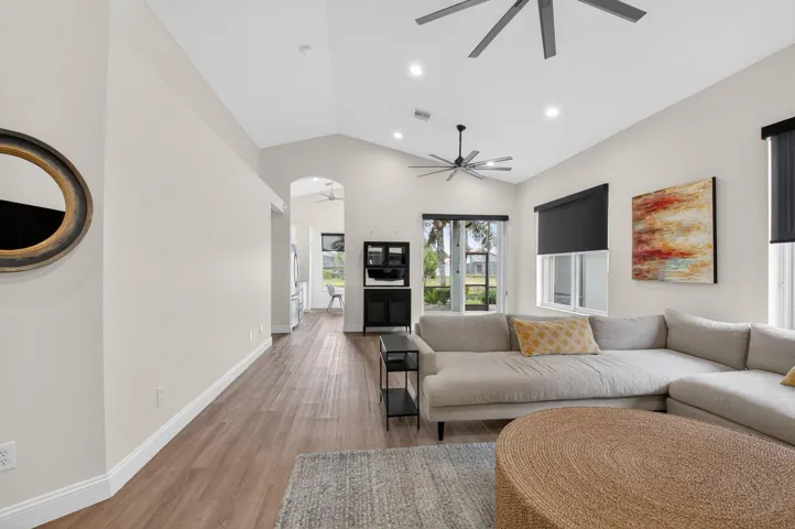 LIVING ROOM/DINING ROOM