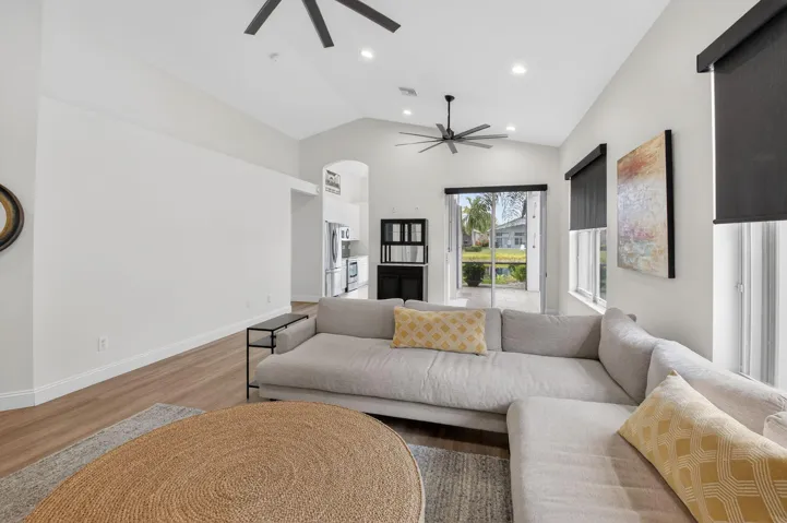 LIVING ROOM/DINING ROOM