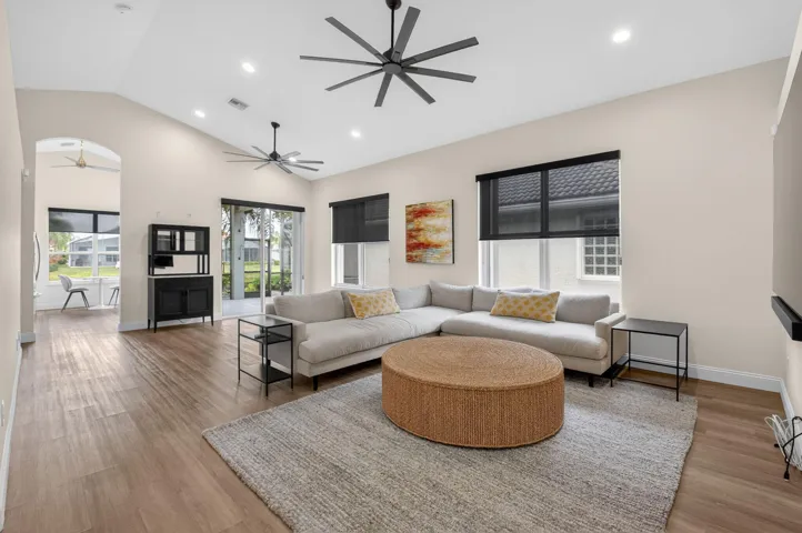 LIVING ROOM/DINING ROOM