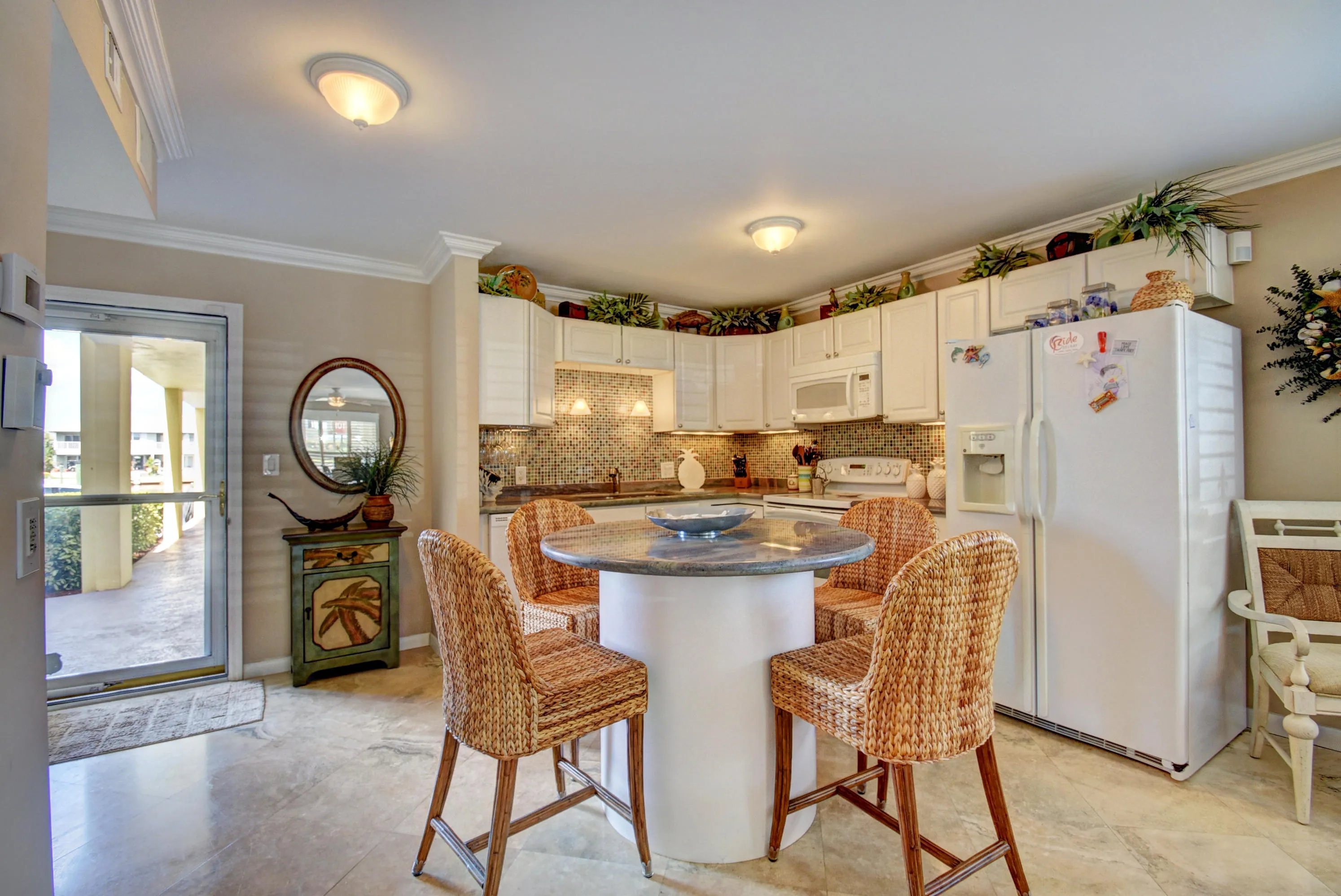 Entry, Breakfast Area & Kitchen