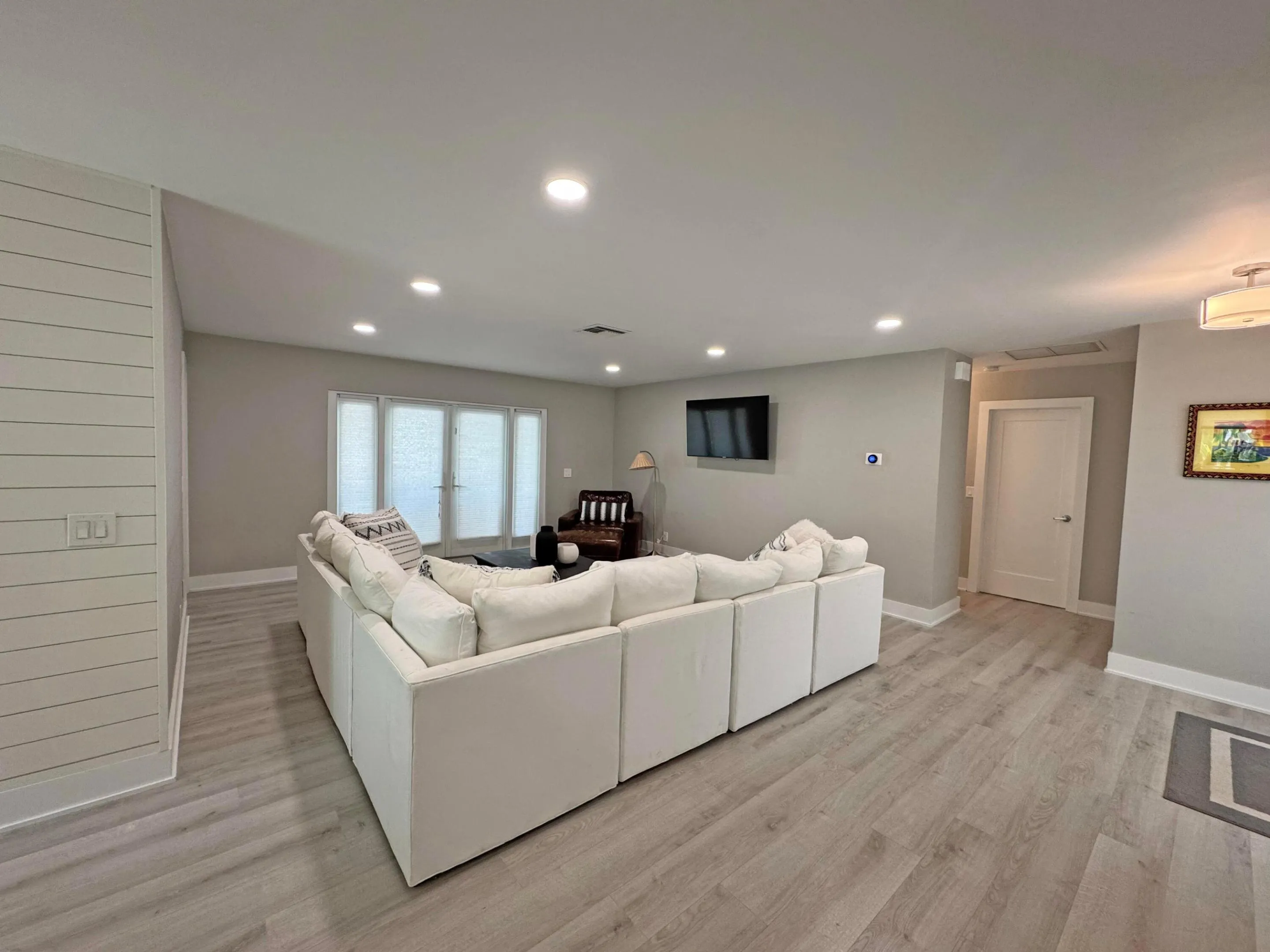 Guest bedrooms to the right, Master Suite to the left