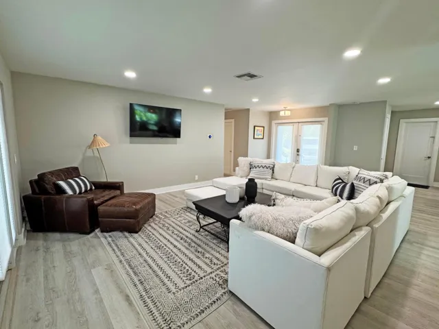 A look-back to the Entrance and hallway to guest befrooms
