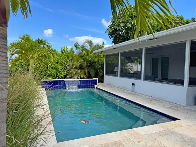 Heated (gas) pool with plenty of seating...