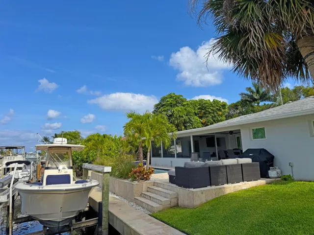Can accommodate up to a 26' boat
