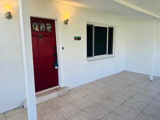 Large screen patio in front-Enclosed patio in back of house with washer & Dryer