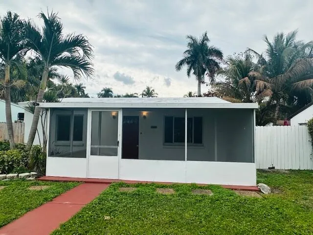 NO HOA -2/1 SFH -room to park your Boat & Trailer ,RV, Jet Ski, Commercial vehicle perfect backyard for entertaining-Pet Friendly-Huge Fenced yard-East of federal Hwy. Perfect if you love boating or fishing. This 2 bed 1 bath Cozy cottage home just steps to the intracoastal and public boat ramp Park- across from the Boynton Inlet & beer can Island. kitchen with granite countertops. Tile floors throughout living area. Large screen enclosed front porch. laundry room in back patio- Utility shed in back yard for extra storage. Don't feel like driving to the beach or downtown shopping and restaurants? jump on the Boynton circuit car $1 around east Boynton from your home or $2 each way to the beach.