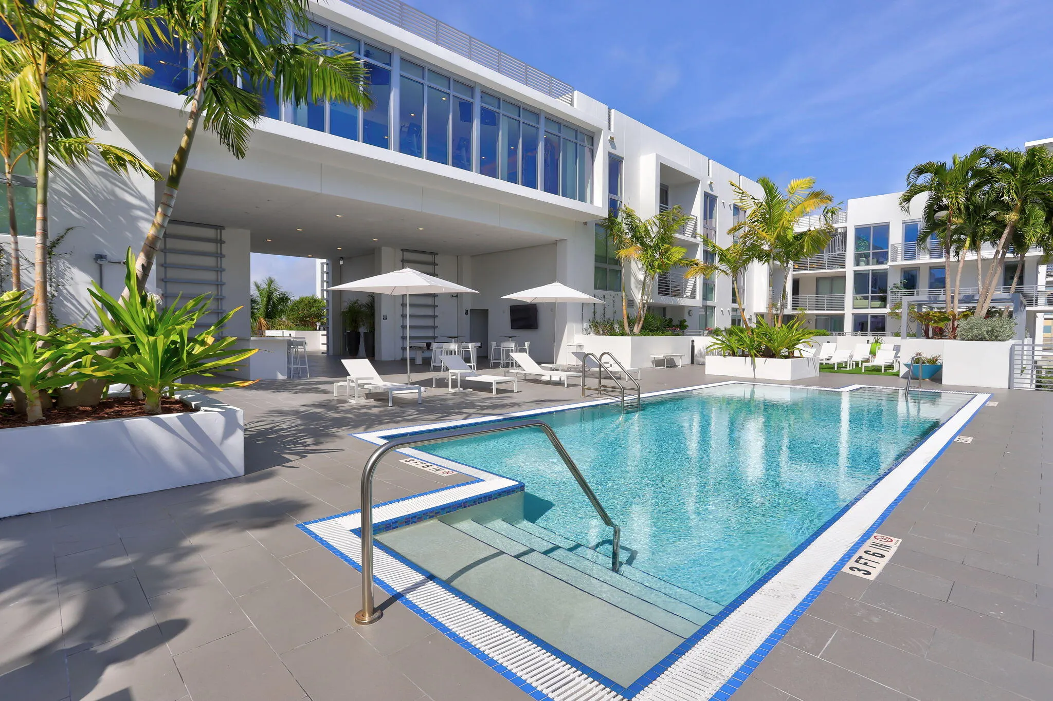Entry to pool view