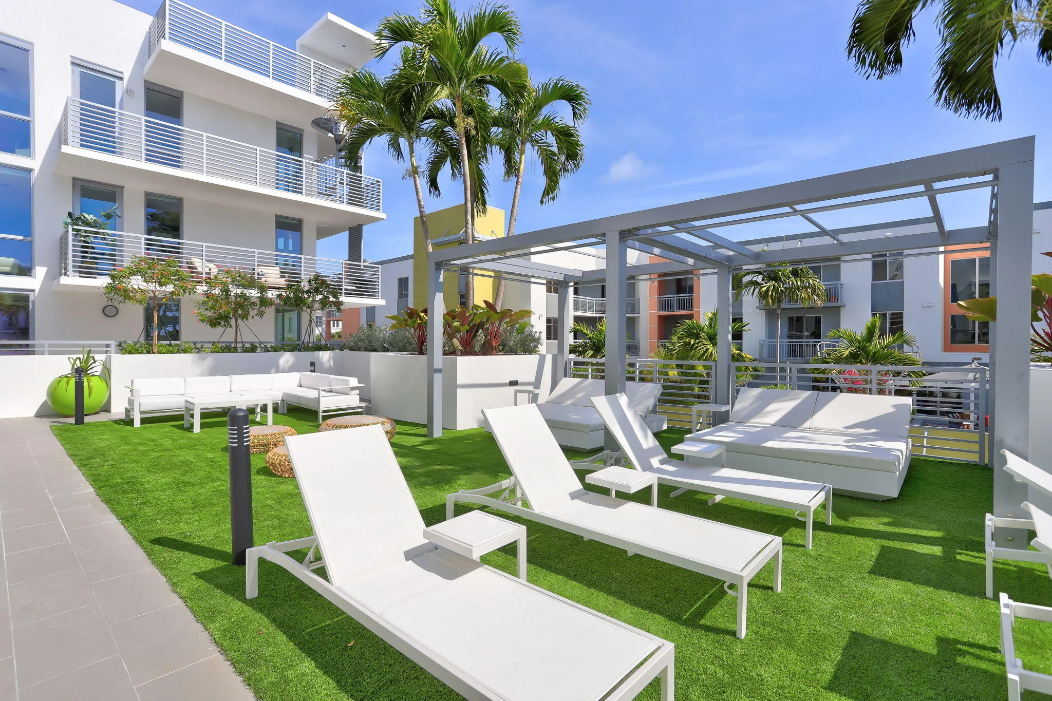 Seating around pool