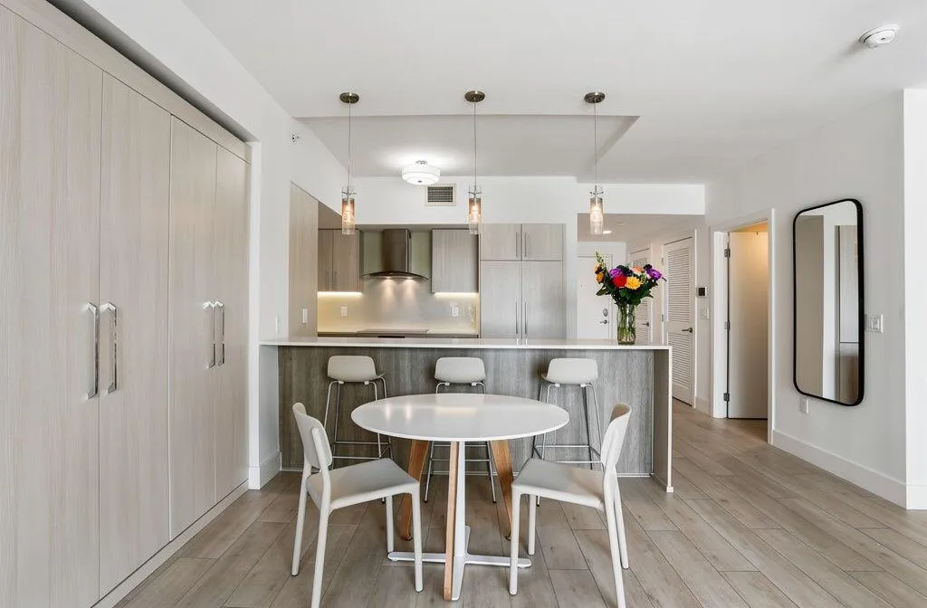 Eating area with breakfast bar