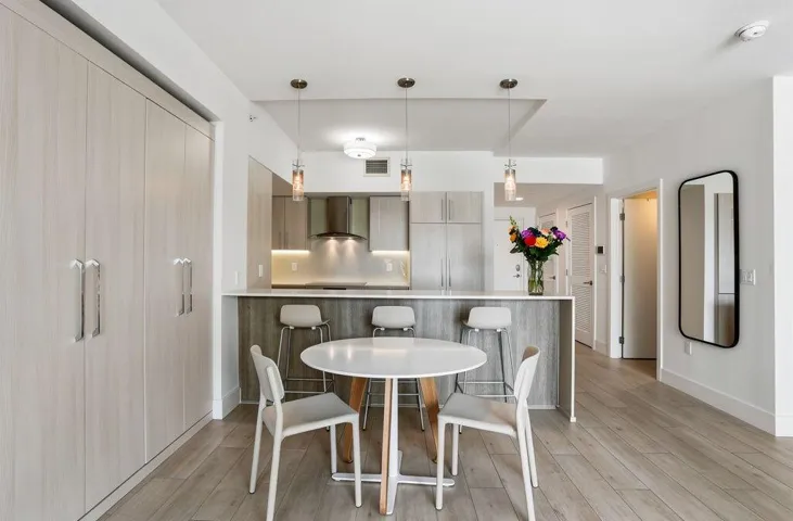 Eating area with breakfast bar