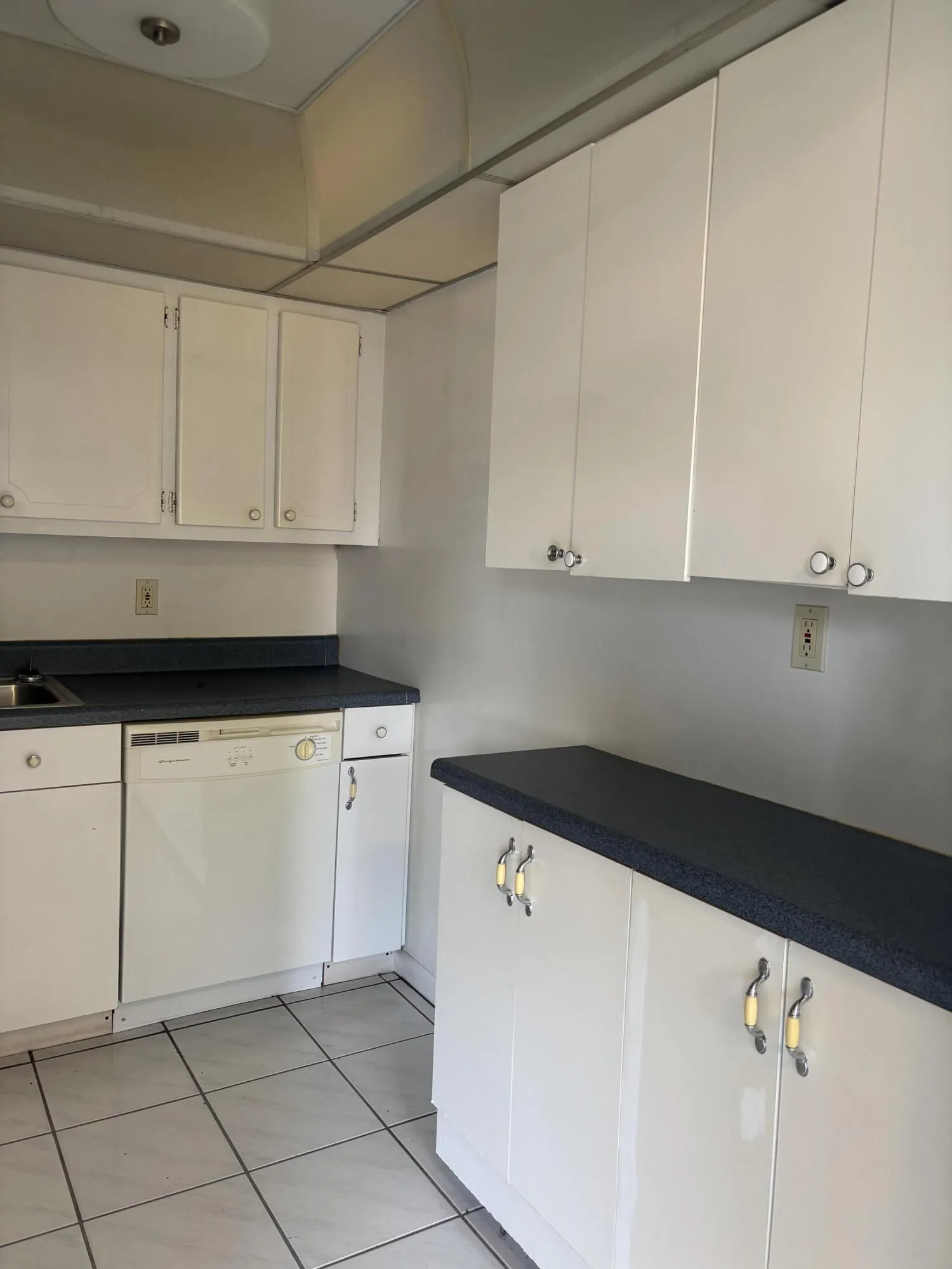 KITCHEN COUNTER