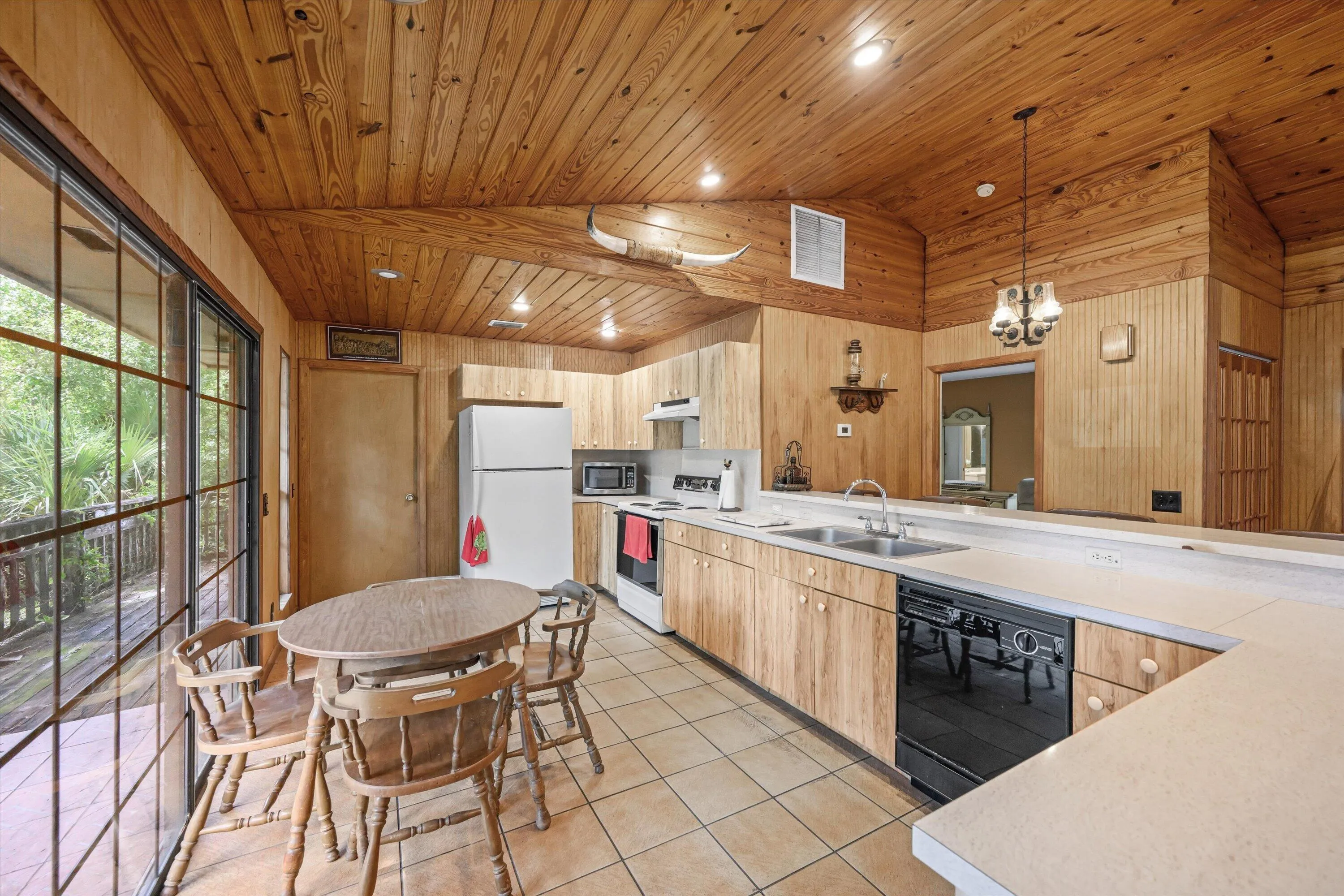 kitchen & breakfast nook