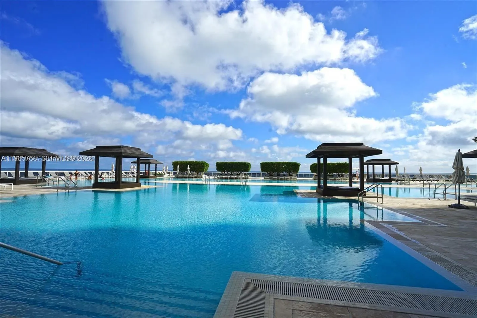 LARGE POOL DECK