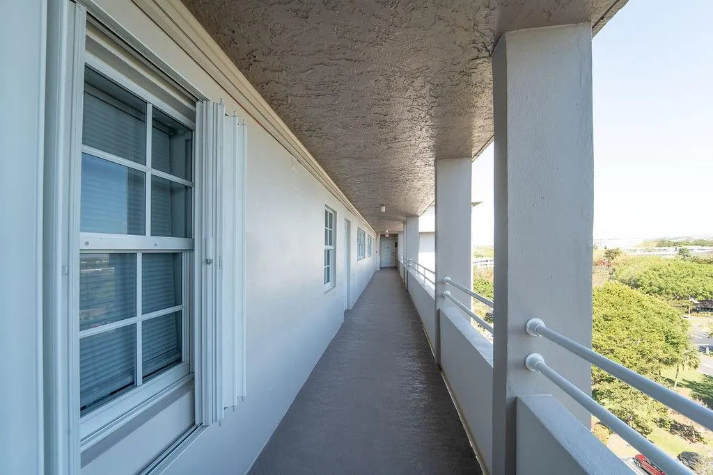 Open-air catwalk