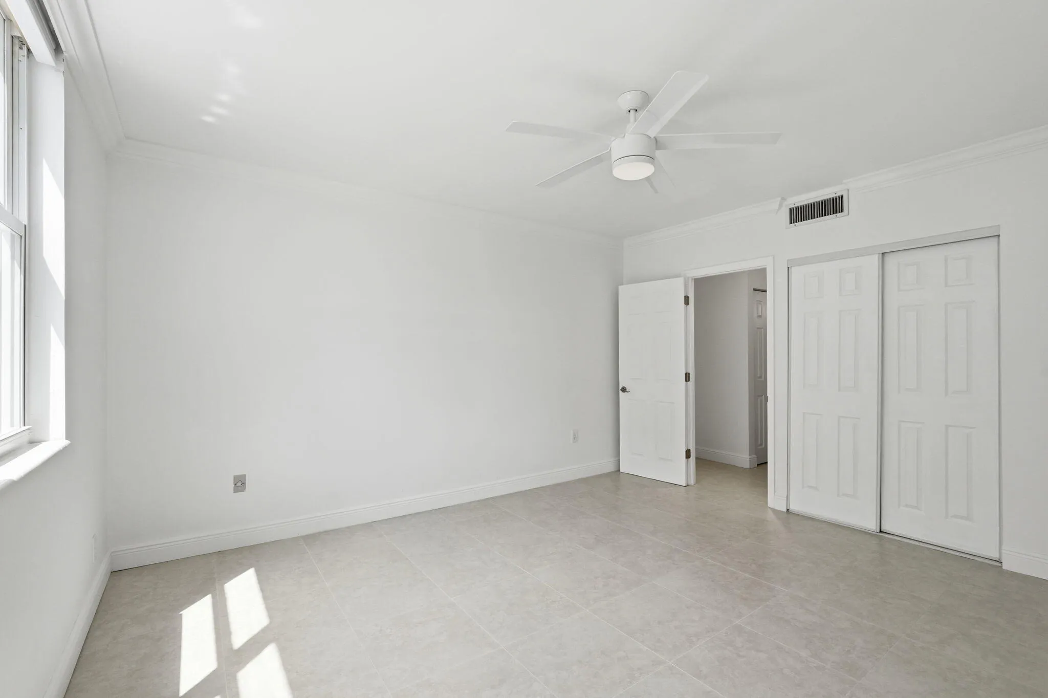 Bedroom w Walk In Closet