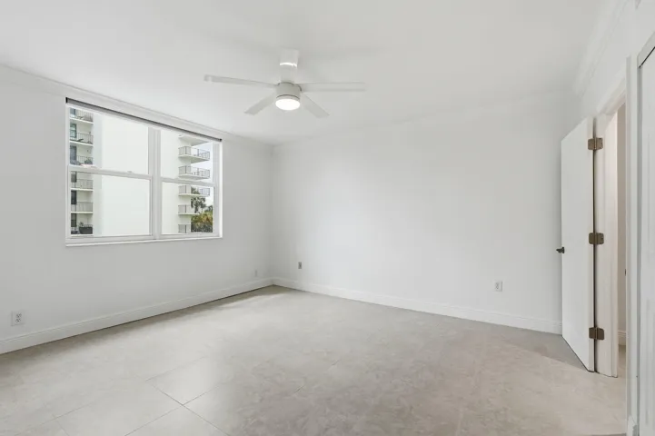 Large Bedroom w Ensuite Bath