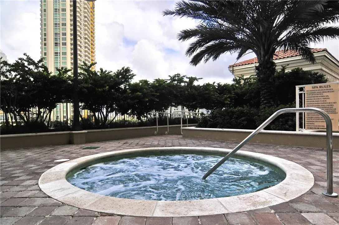 6th Floor - Spa Level Hot Tub