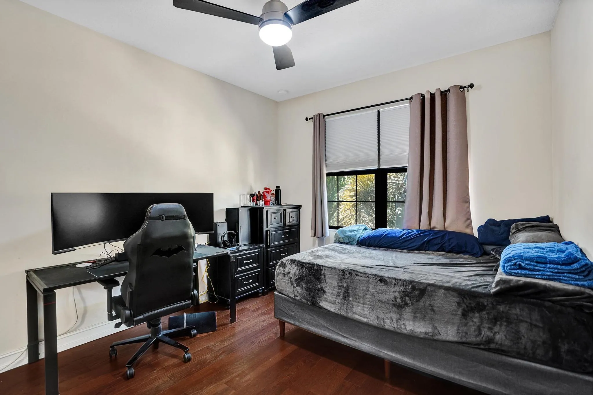 En suite used by son who is a gamer and is set up for his hobby.