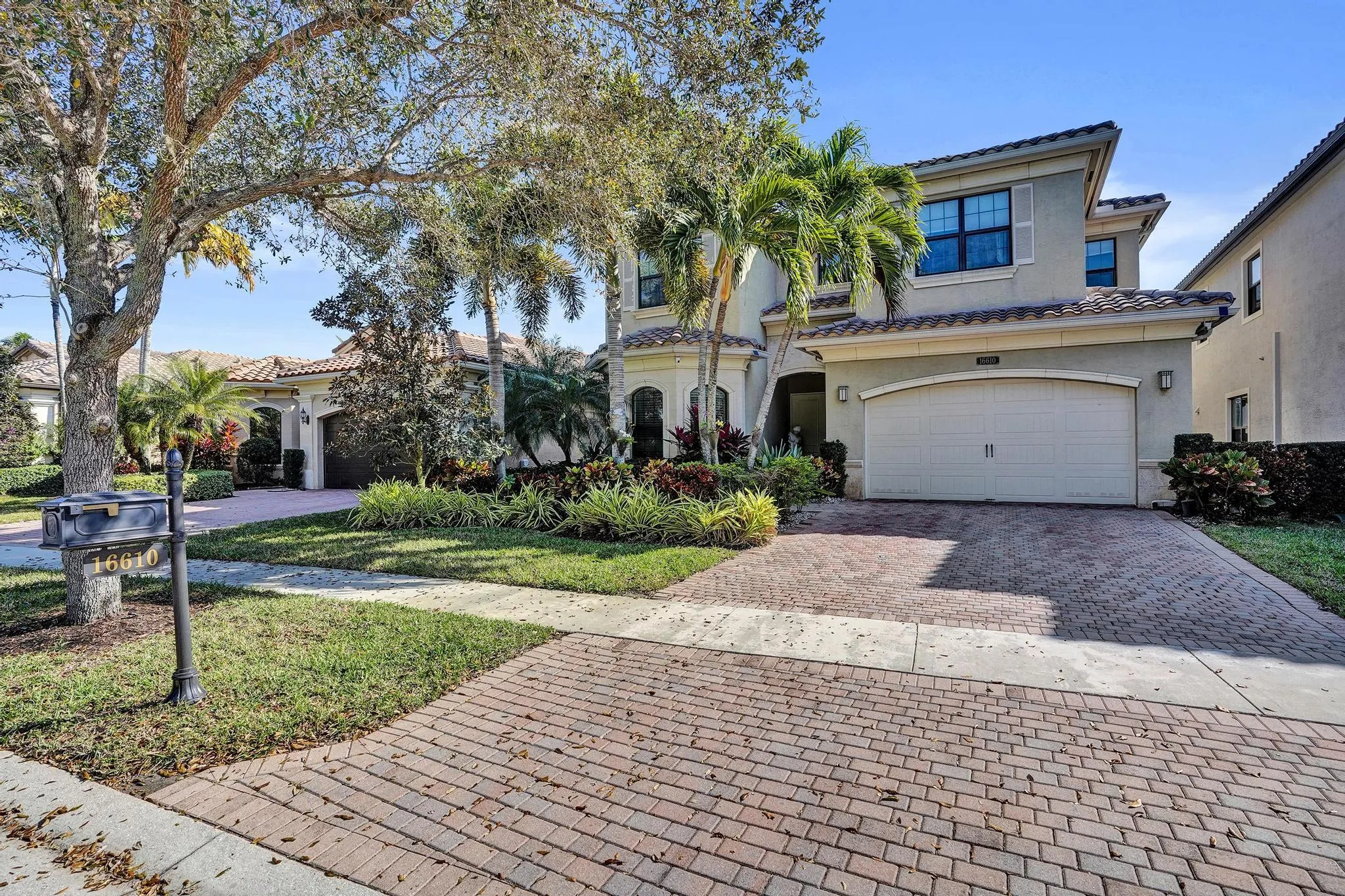 Decorative Drive with 2 car garage
