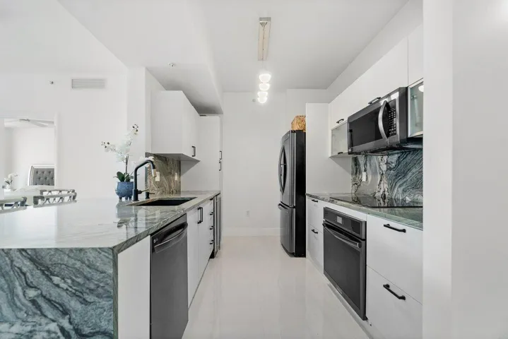 Fully Remodeled Kitchen