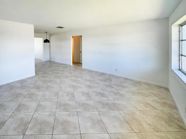 514 SW 20th Str - Living Room