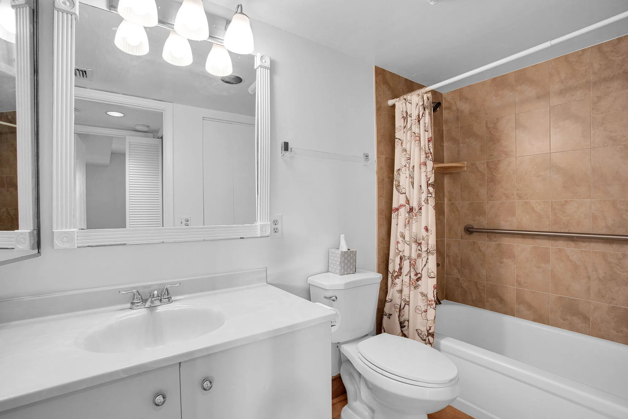 GUEST BATHROOM TUB/SHOWER