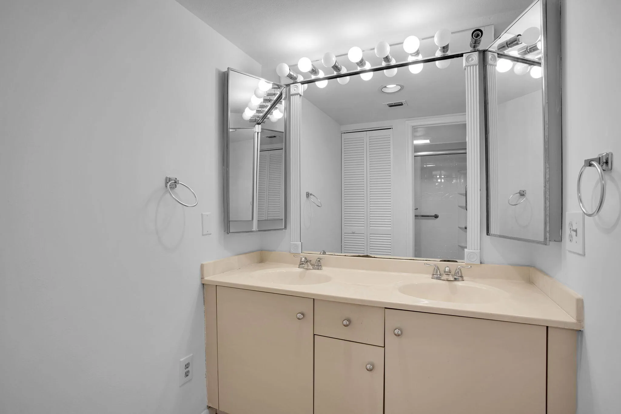 MAIN BATTHROOM