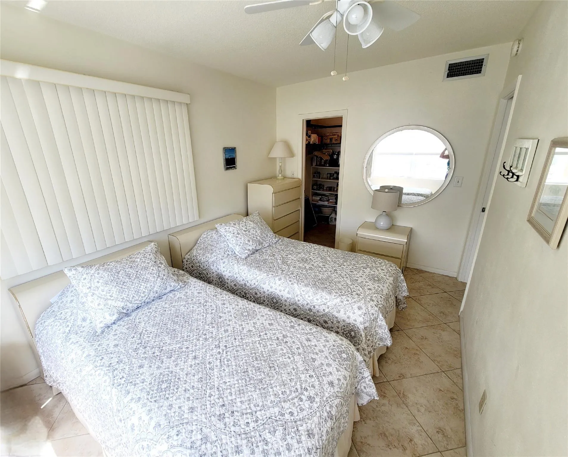 2nd bedroom, walk-in closet