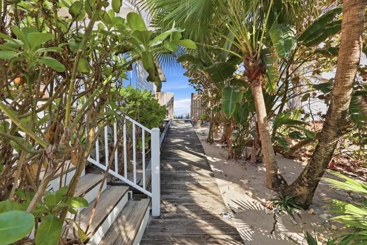 1031 SE MacArthur Blvd Stuart-large-008-