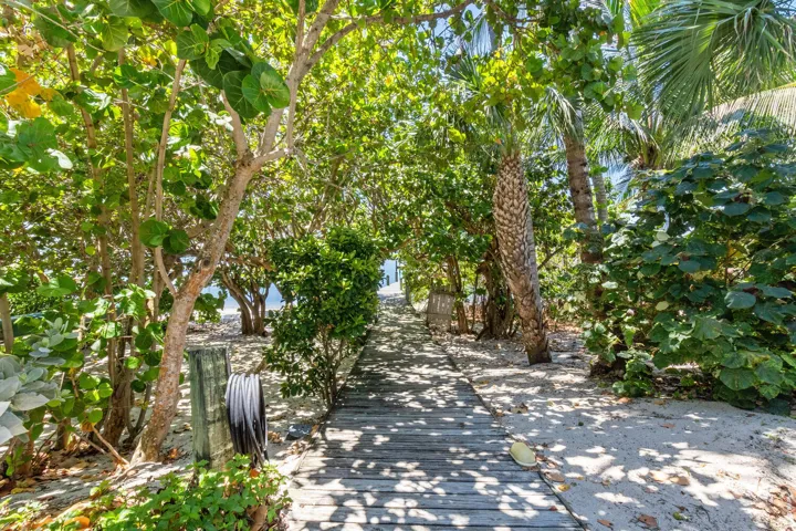 1031 SE MacArthur Blvd Stuart-large-072-