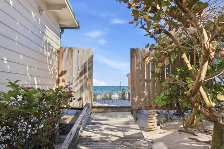 1031 SE MacArthur Blvd Stuart-large-043-