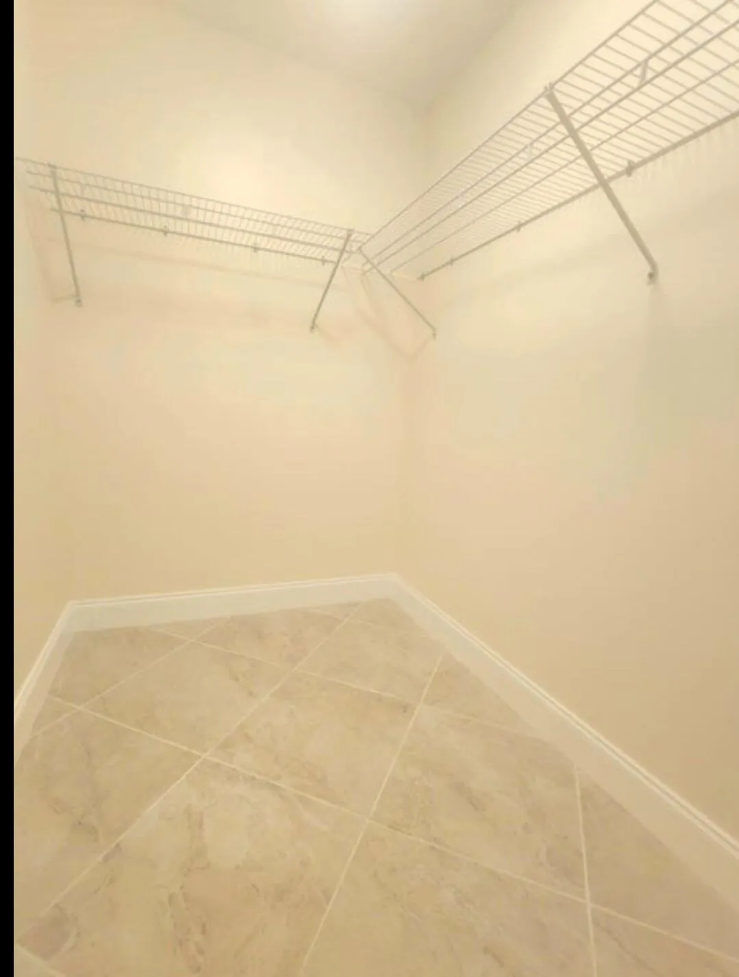 WALKING CLOSET