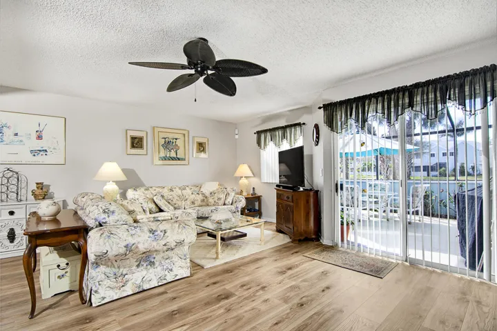 6189 Riverwalk_Unit 2_011